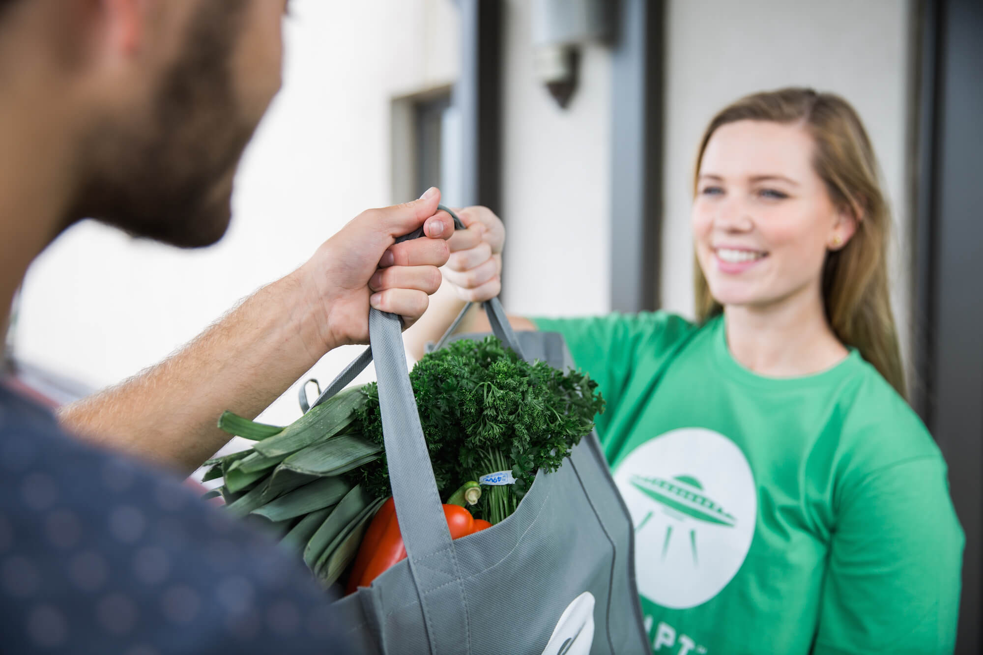 Местная поддержка. Доставщик продуктов. Курьер продуктов. Курьер с продуктами. Курьер доставляет продукты.